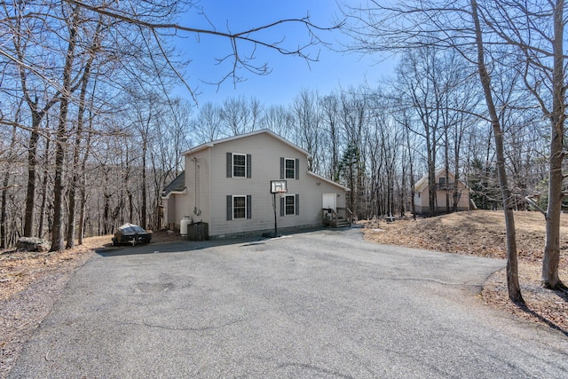 view of front facade with driveway