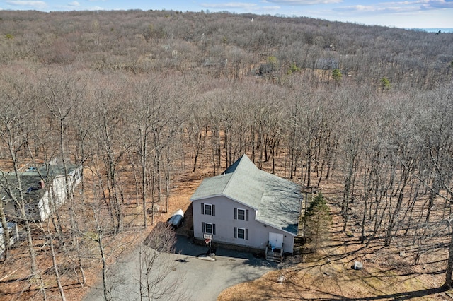 birds eye view of property featuring a forest view