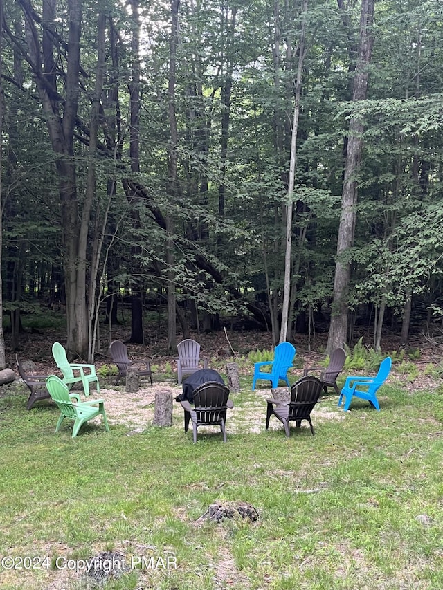 view of yard featuring an outdoor fire pit