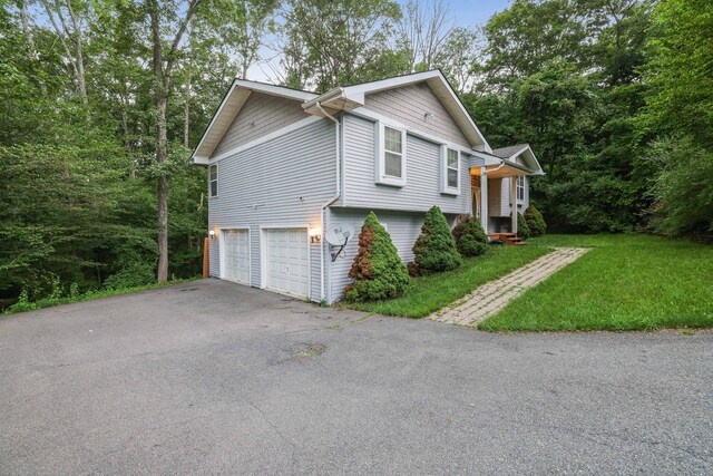 3122 Sparrow Ct, East Stroudsburg, PA 18302 - view of property exterior featuring driveway, an attached garage, and a lawn