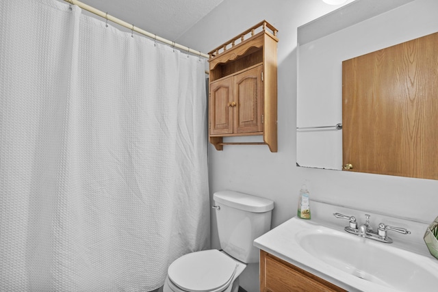 bathroom with toilet, a shower with curtain, and vanity