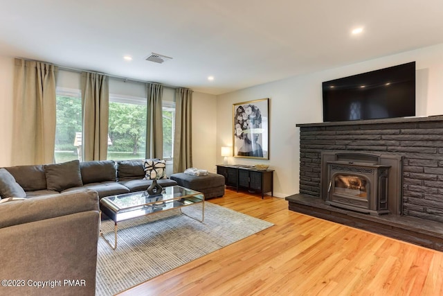 living area featuring visible vents, wood finished floors, and recessed lighting