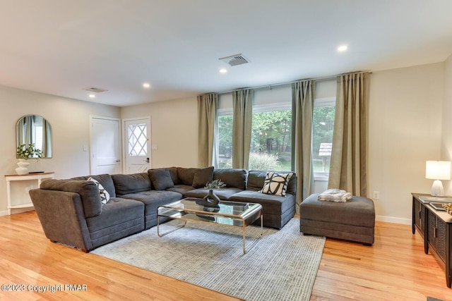 living area featuring recessed lighting, visible vents, light wood-style flooring, and baseboards