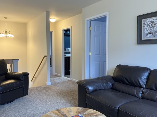 living room featuring a notable chandelier, baseboards, and carpet flooring