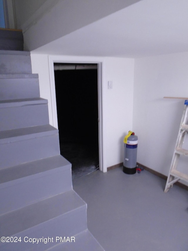 staircase featuring concrete flooring