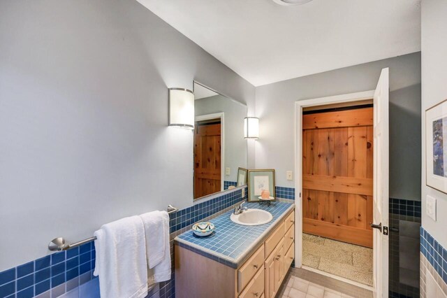 938 Meadow Cir, Bethlehem, PA 18017 - bathroom with vanity