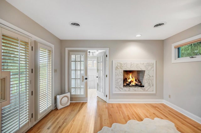 938 Meadow Cir, Bethlehem, PA 18017 - living room featuring light wood finished floors and a premium fireplace
