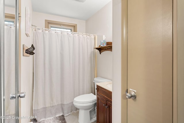 full bath with toilet, curtained shower, and vanity