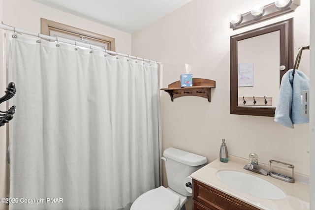 full bath featuring a shower with curtain, vanity, and toilet