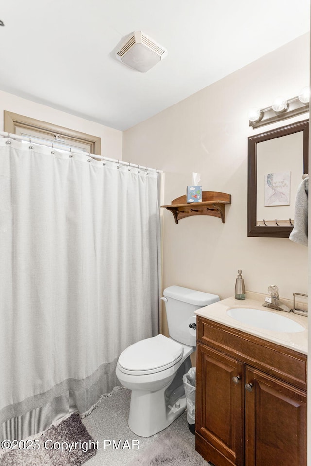 bathroom with curtained shower, visible vents, vanity, and toilet