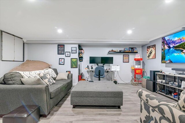 742 White Oak Rd, Cresco, PA 18326 - living area featuring light wood-style floors and recessed lighting