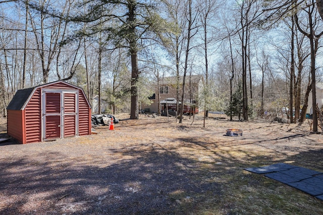 view of yard featuring an outdoor structure and a storage unit