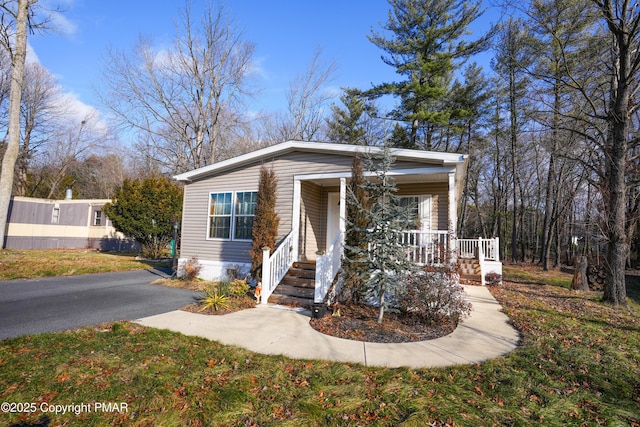 view of front of home featuring a porch and driveway