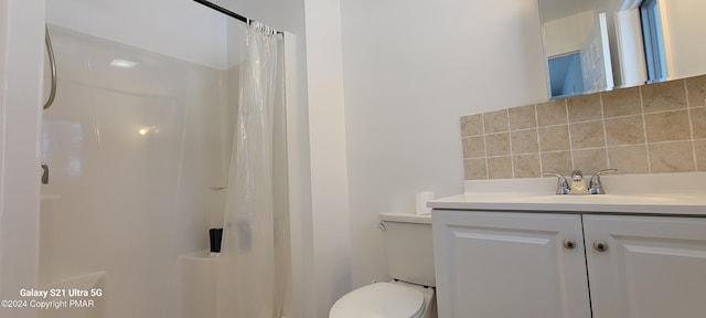 bathroom with a shower with shower curtain, toilet, vanity, and decorative backsplash