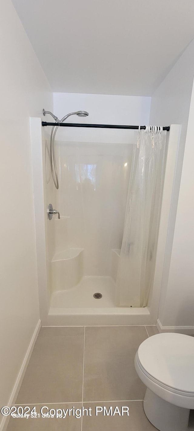 bathroom featuring toilet and a shower with curtain