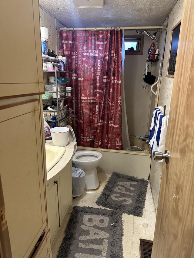 3175 Pocono Dr, East Stroudsburg, PA 18302 - full bath featuring toilet, a textured ceiling, vanity, and shower / bathtub combination with curtain