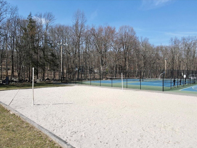 3206 Stonehenge Dr, East Stroudsburg, PA 18301 - view of property's community featuring a tennis court and fence