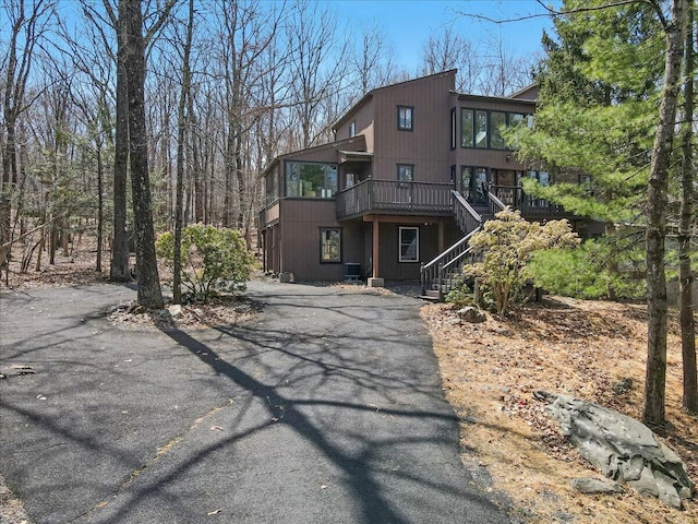 3206 Stonehenge Dr, East Stroudsburg, PA 18301 - view of front of home featuring driveway and stairway
