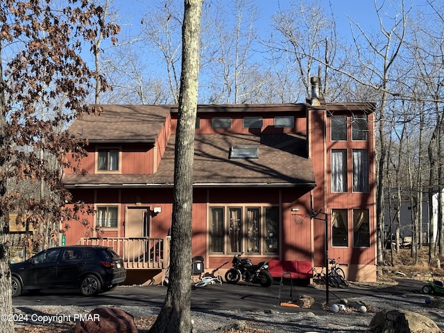 view of front of property featuring a shingled roof