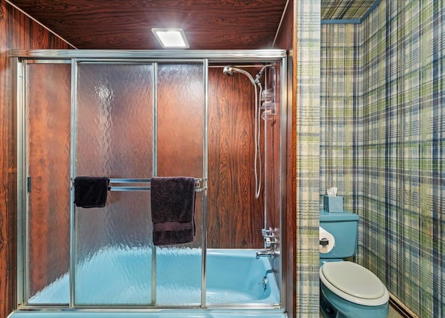 1125 Rhododendron Ln, Pocono Summit, PA 18346 - full bathroom with shower / bath combination with glass door and wallpapered walls