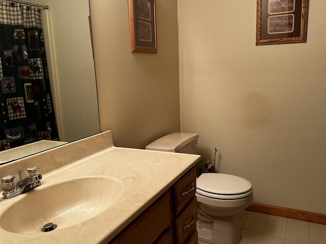 full bath featuring tile patterned flooring, vanity, toilet, a shower with shower curtain, and baseboards