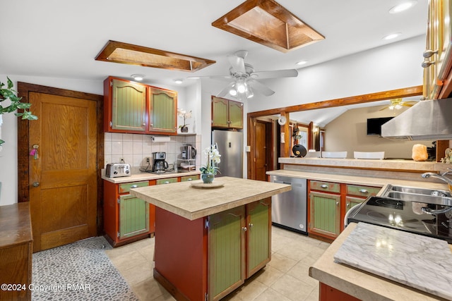 kitchen featuring ceiling fan, a sink, light countertops, stainless steel appliances, and backsplash