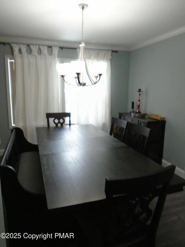 dining room featuring crown molding and a notable chandelier