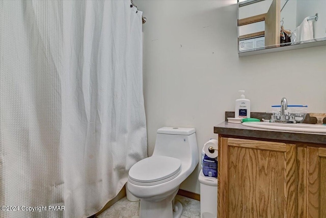 bathroom with a shower with shower curtain, vanity, and toilet