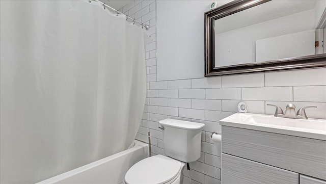725 Clearview Dr, Long Pond, PA 18334 - full bathroom featuring vanity, toilet, tile walls, shower / tub combo with curtain, and backsplash