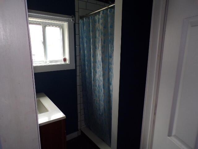 1292 Brentwood Dr, East Stroudsburg, PA 18301 - full bath featuring a shower with curtain and vanity