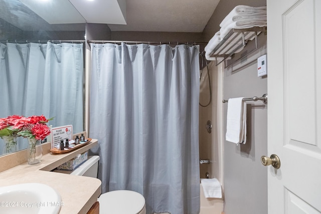 full bath with toilet, vanity, and a shower with curtain