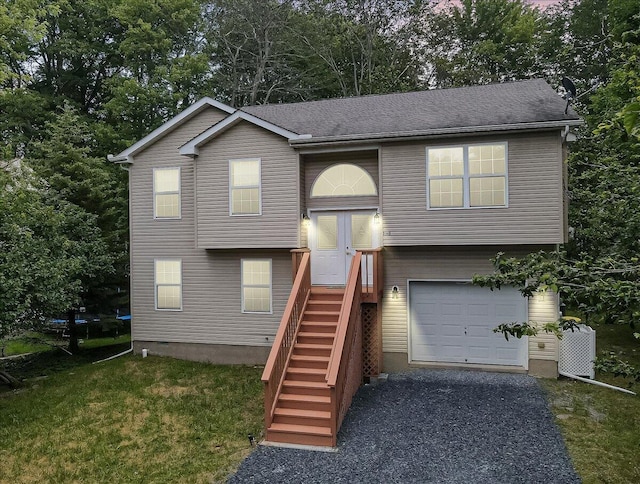 4580 Briarcliff Ter, Tobyhanna, PA 18466 - split foyer home with a garage, a front lawn, and view of wooded area