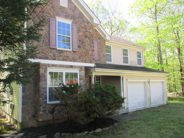 2113 Dorset Ct, Bushkill, PA 18324 - view of front of home featuring stone siding and a garage