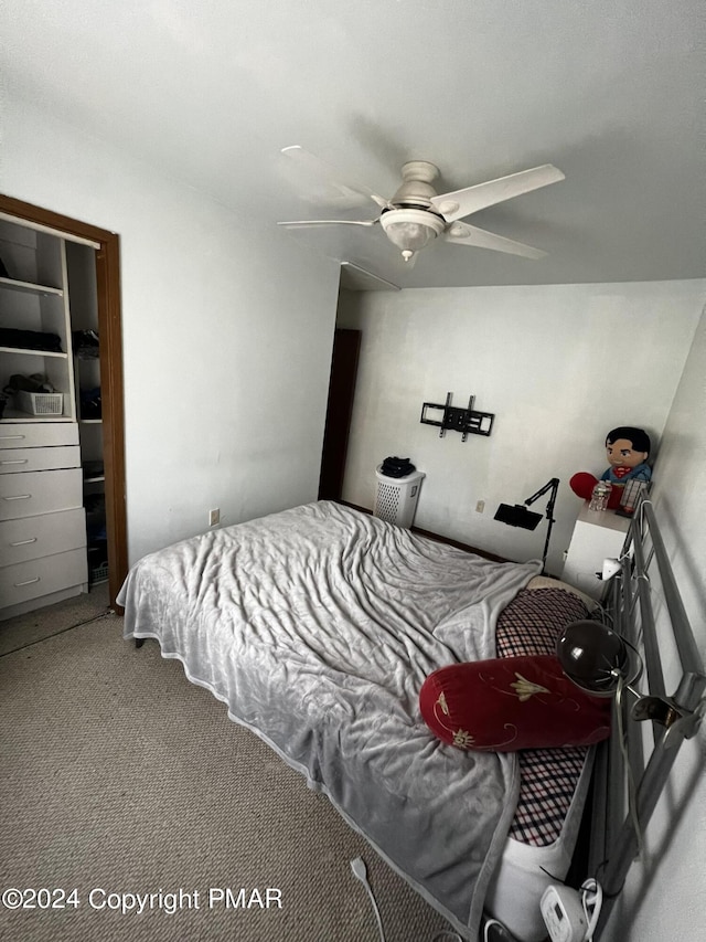 carpeted bedroom featuring a ceiling fan