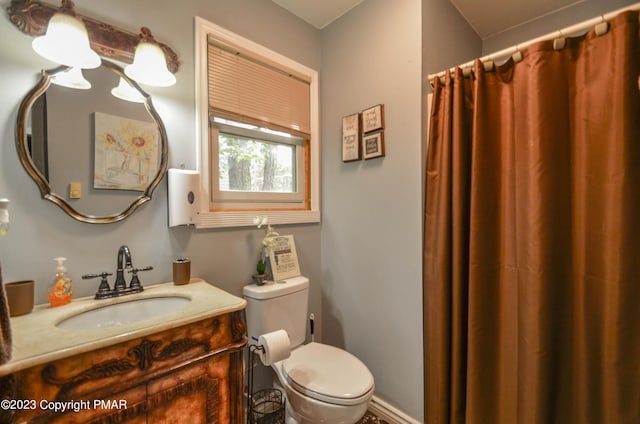 full bath with a shower with shower curtain, vanity, and toilet