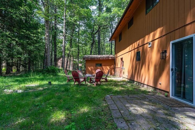 view of yard featuring a patio area