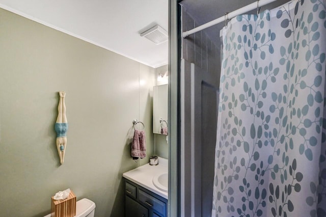 1542 Crestview Ln, Pocono Pines, PA 18350 - full bath with a shower with shower curtain, vanity, toilet, and crown molding