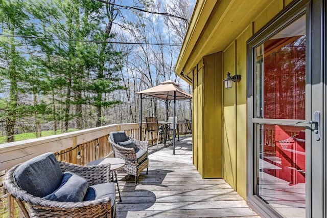 1542 Crestview Ln, Pocono Pines, PA 18350 - deck with outdoor dining area