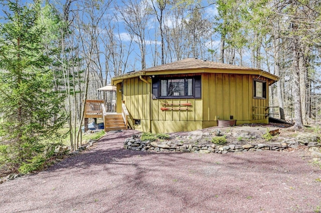 1542 Crestview Ln, Pocono Pines, PA 18350 - view of front of home featuring board and batten siding