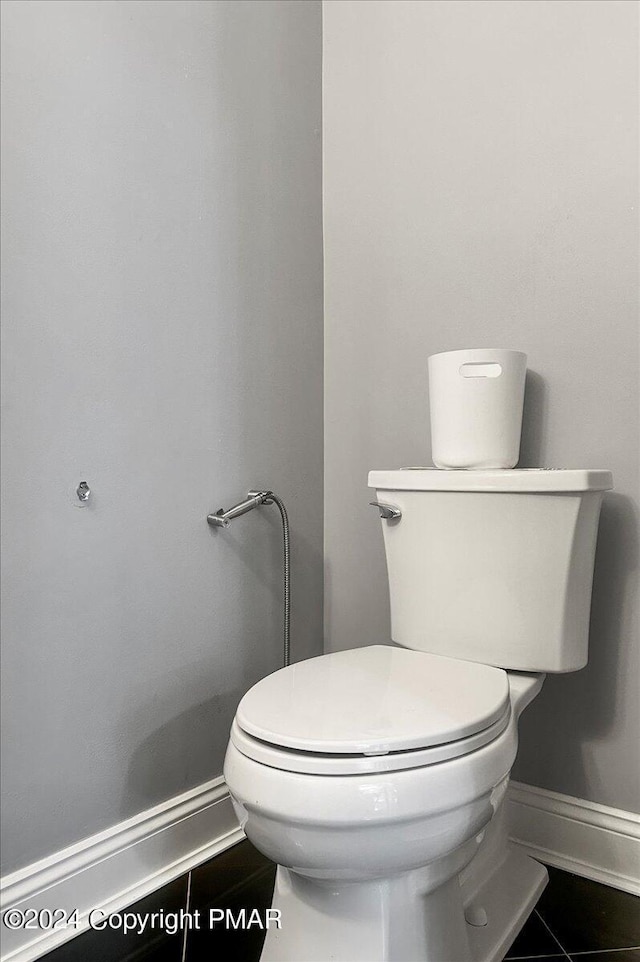 bathroom featuring toilet and baseboards