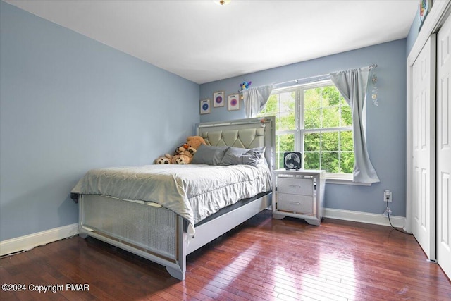 bedroom featuring a closet, baseboards, and hardwood / wood-style floors