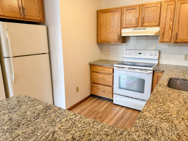 4751 Brentwood Dr, Tobyhanna, PA 18466 - kitchen featuring white appliances, under cabinet range hood, light wood finished floors, and tasteful backsplash
