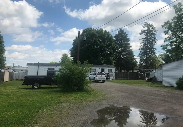 view of yard featuring driveway