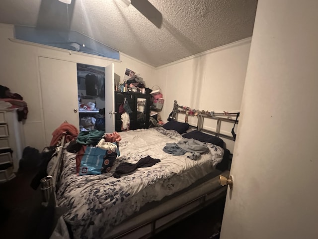 bedroom featuring a textured ceiling and a ceiling fan