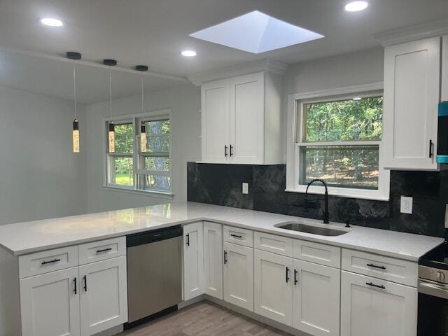 3354 Trafalgar Ave, East Stroudsburg, PA 18302 - kitchen featuring stainless steel appliances, a peninsula, light countertops, recessed lighting, and light wood-style floors