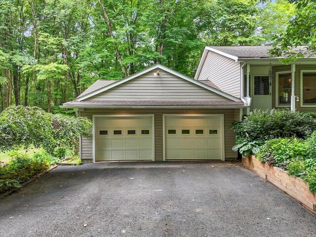 4018 Manor Dr, Stroudsburg, PA 18360