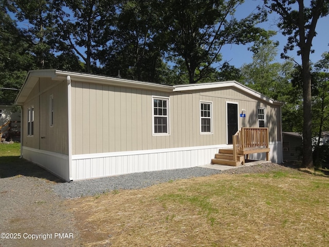 manufactured / mobile home featuring a front yard