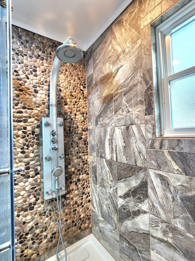 bathroom featuring tiled shower