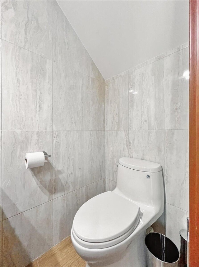 298 Overlook Way, Tannersville, PA 18372 - bathroom featuring tile walls, toilet, and lofted ceiling