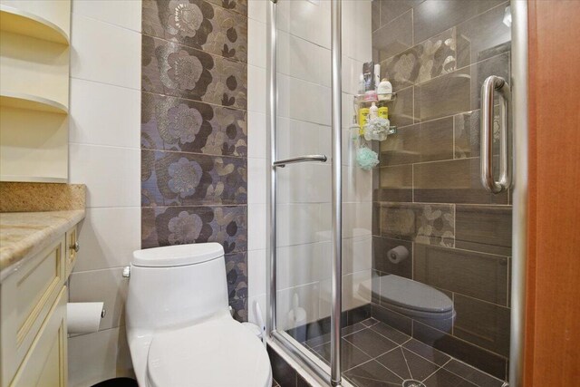 298 Overlook Way, Tannersville, PA 18372 - full bathroom with toilet, a stall shower, and vanity